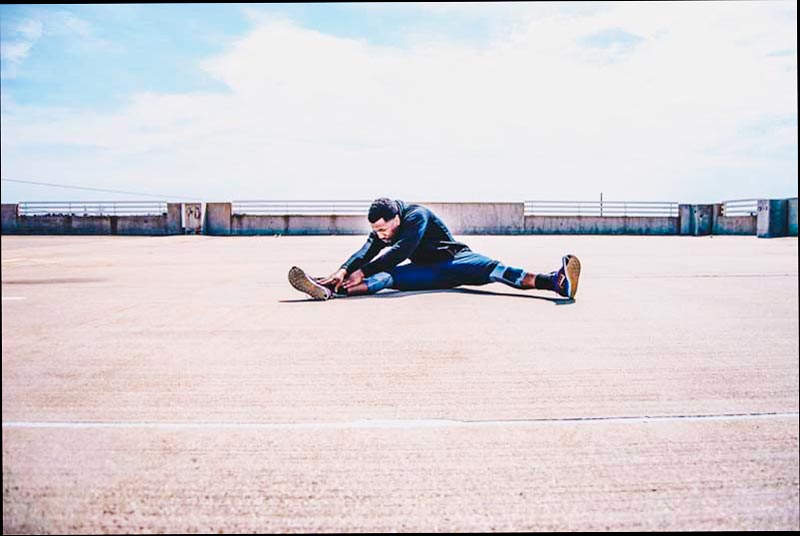 Foto de un hombre que se extiende al aire libre.