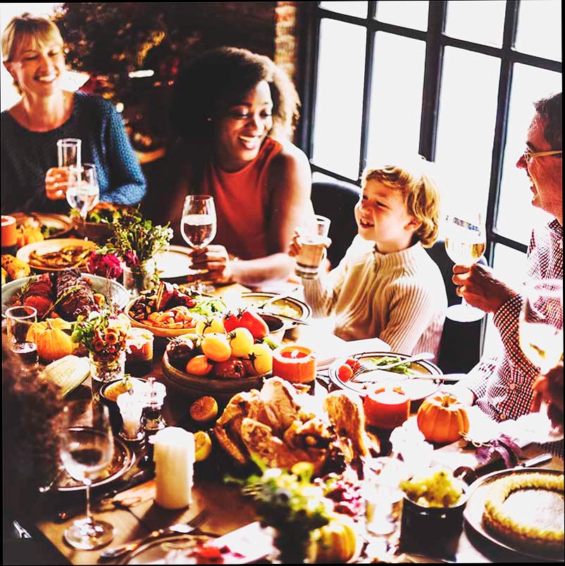 Foto de un grupo de personas de diferentes edades y géneros en una cena.