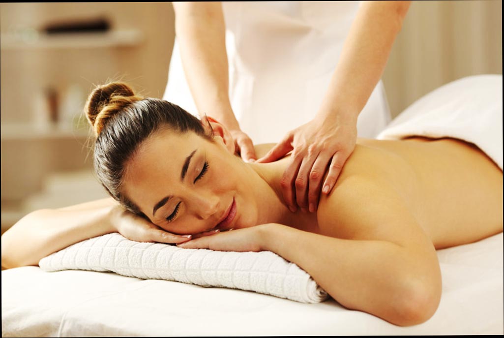 Mujeres disfrutando de masajes terapéuticos