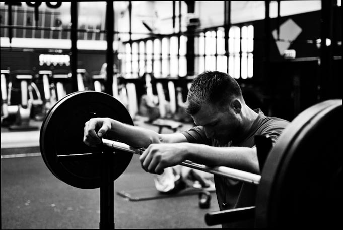 Hombre en gimnasio mirando deprimido