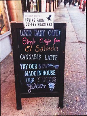 Foto de un cartel de pizarra que anuncia lattes de cannabis.