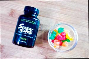 Foto de una botella de Sunday Scaries Gummies for Anxiety, Best CBD Gummies 2019