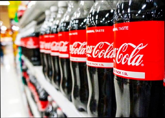 Botellas de Coca Cola en la estantería