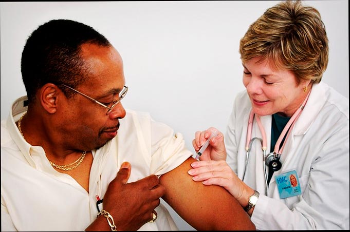 Enfermera dando insulina