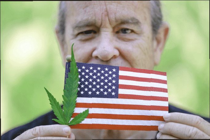 Veterano sosteniendo marihuana y bandera americana