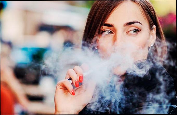 Mujer vaping CBD