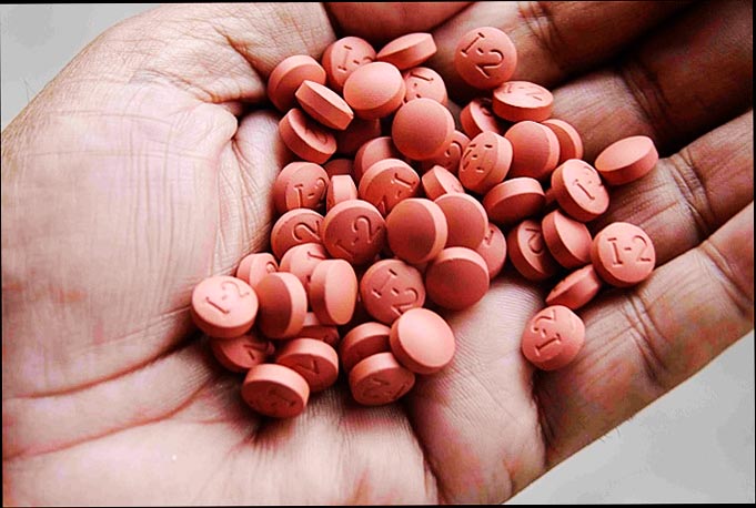 Sosteniendo tabletas Advil en la mano