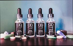 Foto de cuatro botellas de tinturas Infinite CBD Droppers