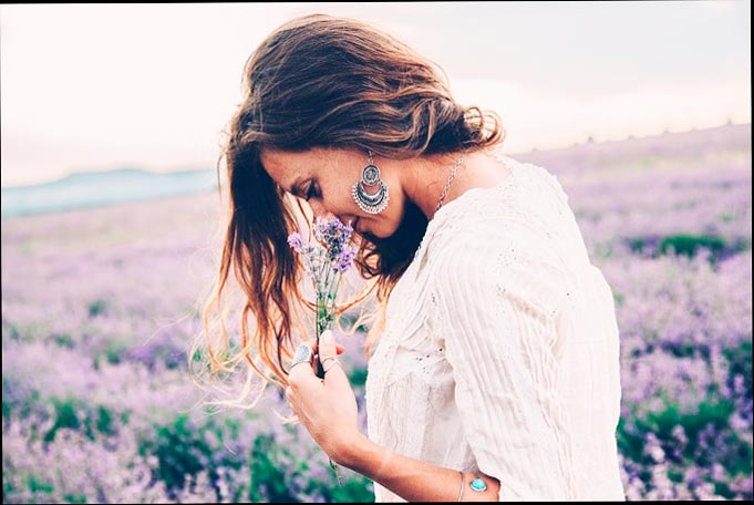 Mujer joven, sonriente, flores