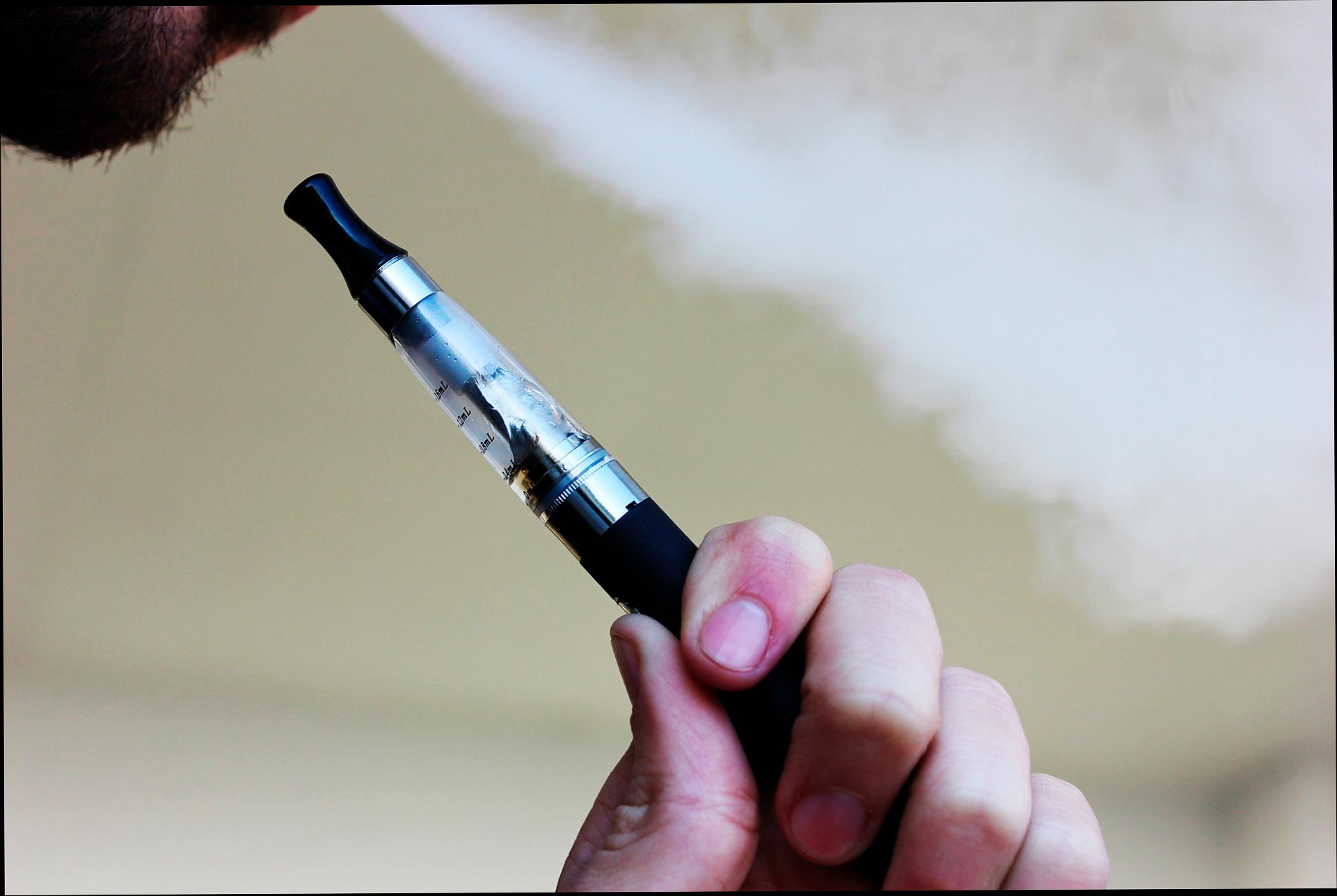 hombre-vaping-e-cig